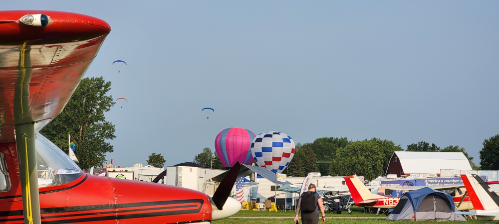 Paramotors-and-Hot-Air-Balloons-Oooo-the-things-that-Fly