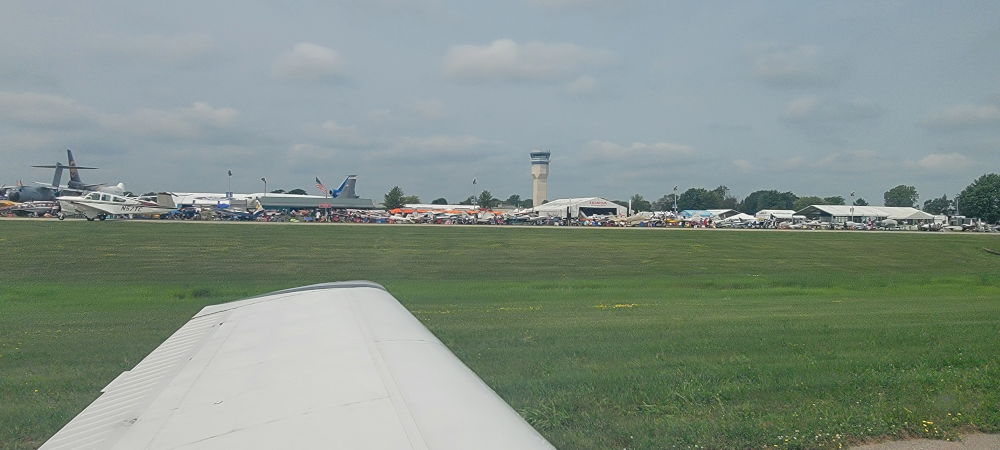 Taxiing-out-to-leave-EAA-Look-at-the-crowds-