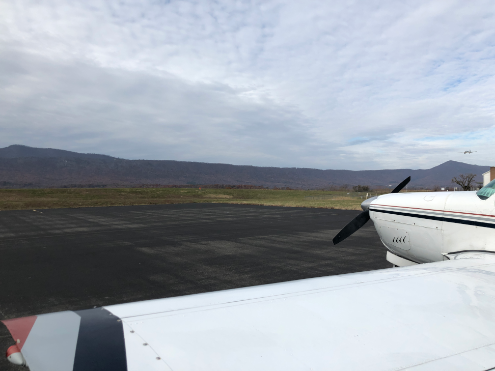 Mooney-short-final-KLUA-Luray-VA